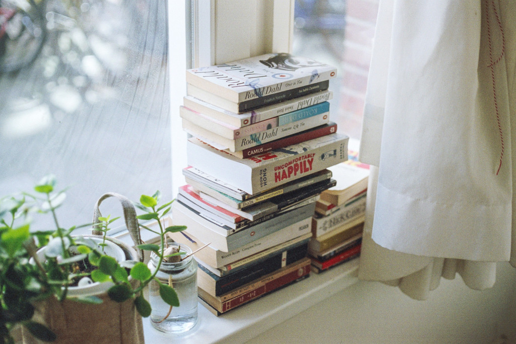 Bücherstapel auf Fensterbank