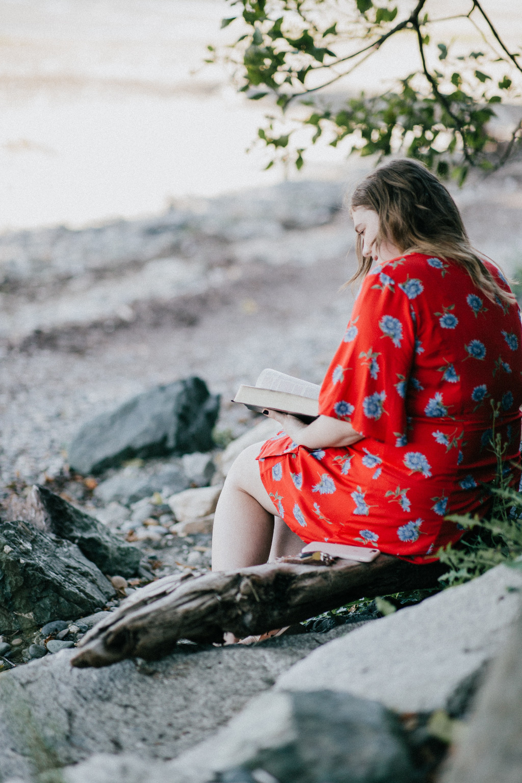Frau mit rotem Kleid liest