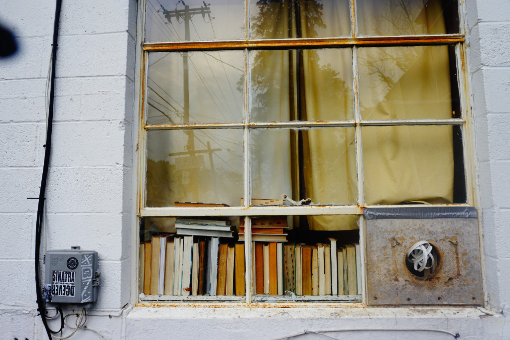 Fensterfront mit Büchern