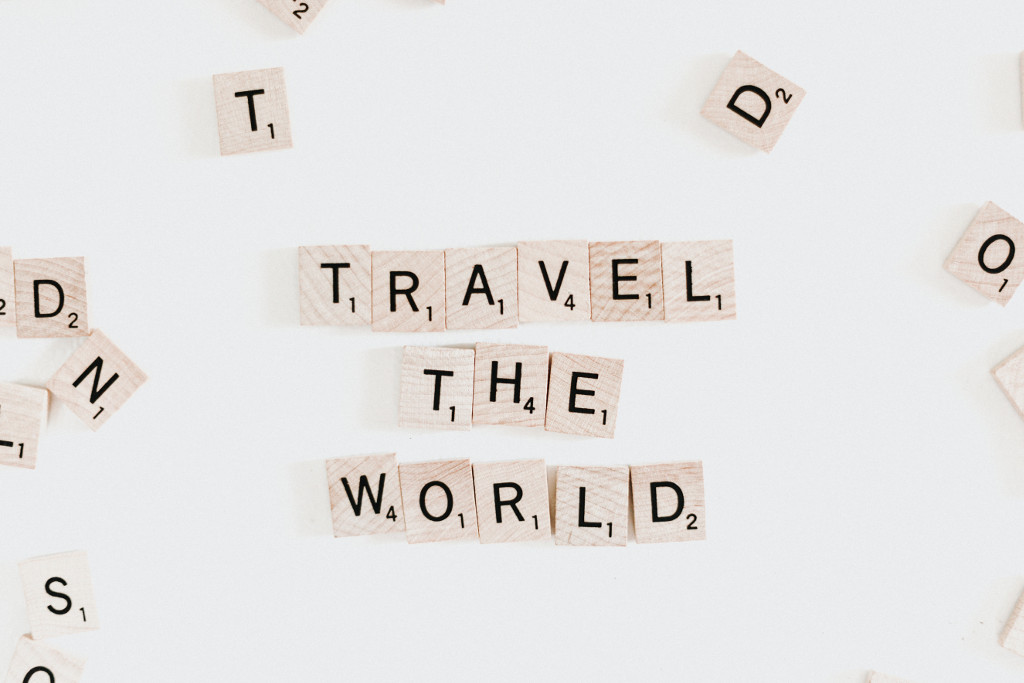 Scrabble-Buchstaben "travel the world"