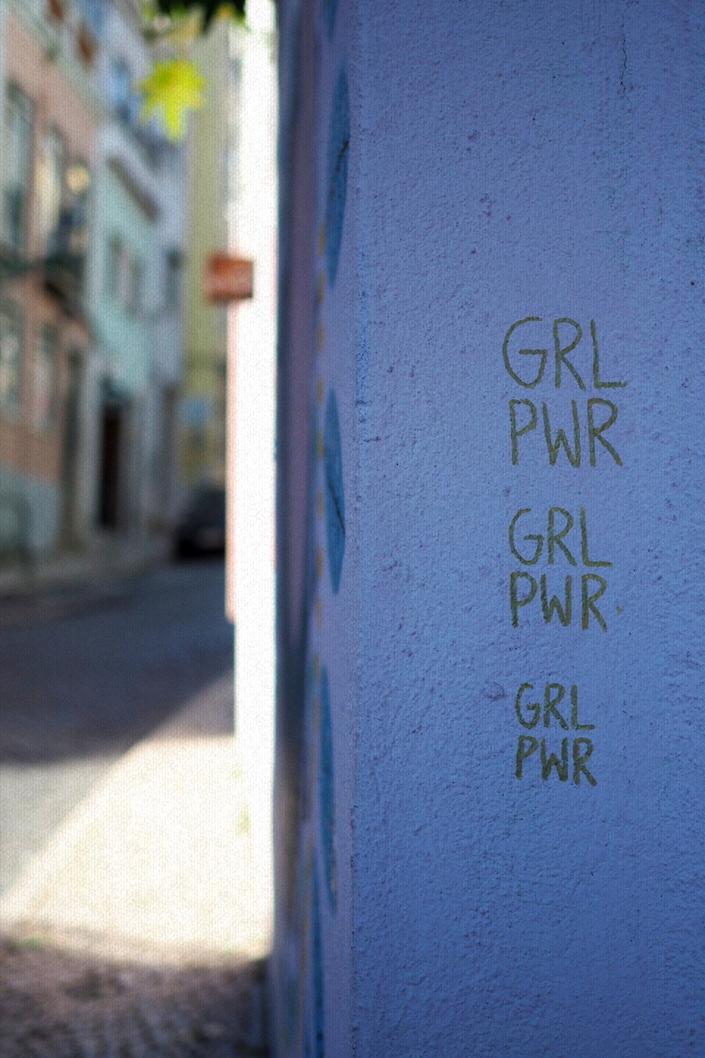 Wand mit Beschriftung "girl power"