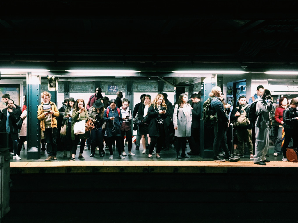viele Menschen warten auf die U-Bahn
