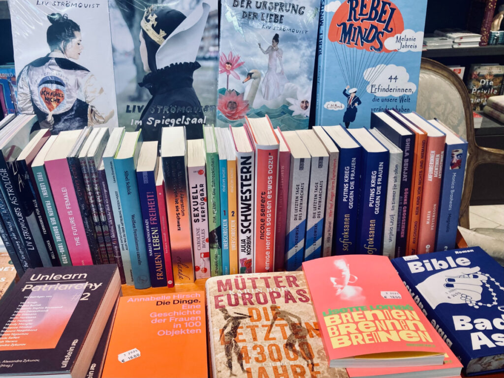 Bücherstapel, die die Vielfalt von Literatur in der Bibliotherapie symbolisieren.