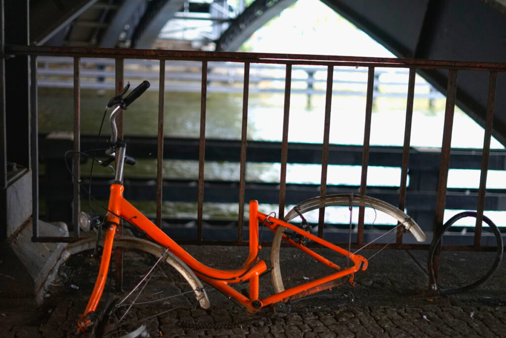 Kaputtes Fahrrad am Straßenrand, Bild für Brüche und Neubeginn