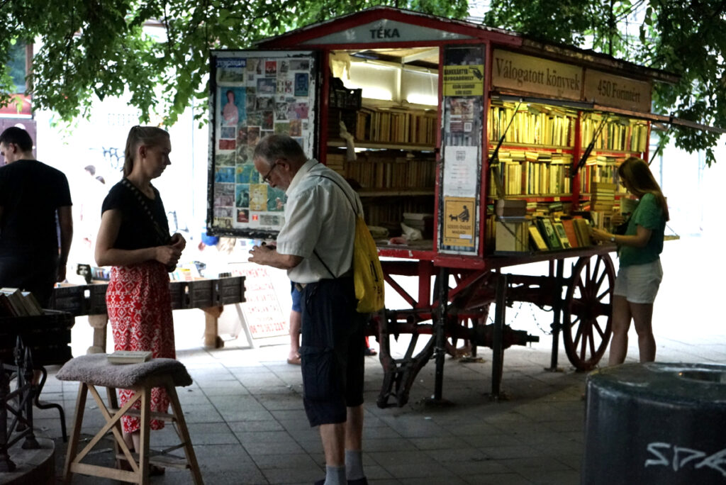 Buchstand auf einem Markt, Bücher zum Stöbern und Entdecken